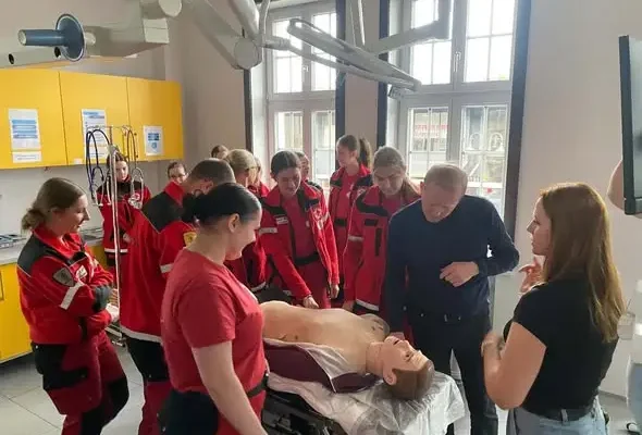 Uczniowie klas ratowniczych z Knurowa odwiedzili Centrum Symulacji Medycznej w Zabrzu