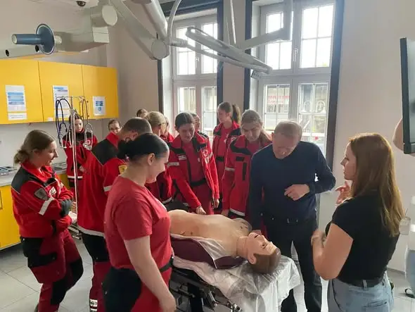 Uczniowie klas ratowniczych z Knurowa odwiedzili Centrum Symulacji Medycznej w Zabrzu