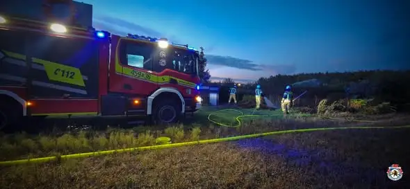 Trzy interwencje strażaków z Gliwic-Brzezińki: przewód, plama oleju i pożar trawy