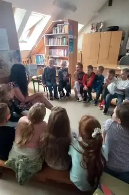 Dzień Głośnego Czytania w bibliotece szkolnej – uczniowie słuchali „Koszmornego Karolka” i „Mikołajka”