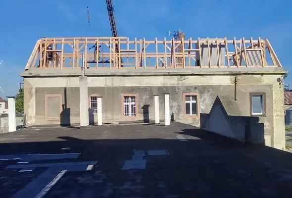 Zabytkowy budynek w Wielowsi odzyskuje blask – nowa sala sesyjna i siedziba OPS