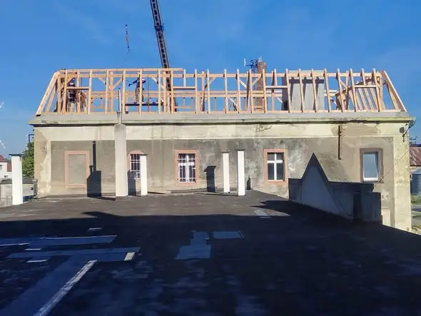 Zabytkowy budynek w Wielowsi odzyskuje blask – nowa sala sesyjna i siedziba OPS