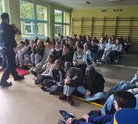 Policjant w szkole w Knurowie: uczniowie klas siódmych o odpowiedzialności w sieci i nie tylko