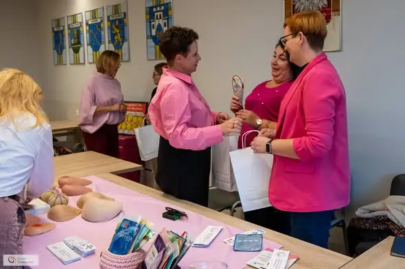 Gierałtowice: urzędniczki uczyły się samobadania piersi podczas spotkania z Kolorowymi Damami