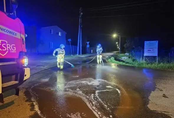 Plama substancji ropopochodnej na jezdni w Łanach Wielkich — interwencja OSP Sośnicowice