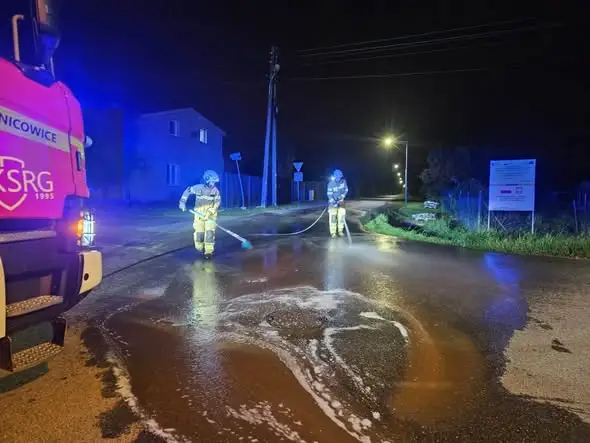Plama substancji ropopochodnej na jezdni w Łanach Wielkich — interwencja OSP Sośnicowice