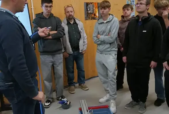 Knurów: Uczniowie „Kopernika” zgłębiali przemysłowe technologie w Hennlich Polska