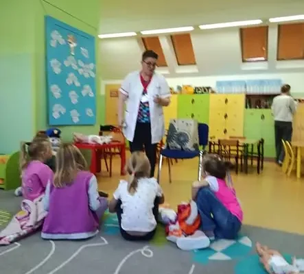 Przedszkolaki z Knurowa uczą się zawodu pielęgniarki