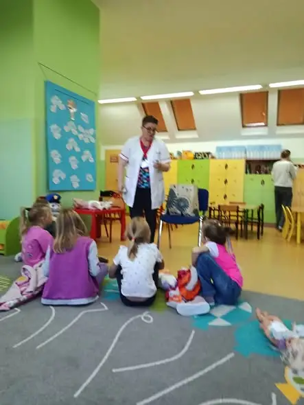 Przedszkolaki z Knurowa uczą się zawodu pielęgniarki