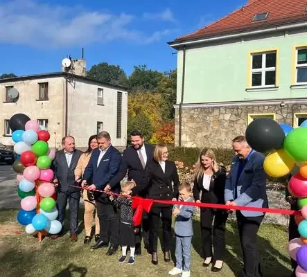 „Małe Arboretum” w Poniszowicach otwarte – nowa przestrzeń edukacyjna przy ZSP