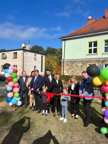 „Małe Arboretum” w Poniszowicach otwarte – nowa przestrzeń edukacyjna przy ZSP
