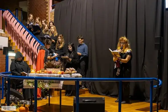 Narodowe Czytanie w Paniówkach: „Dziady” Mickiewicza na szkolnej scenie