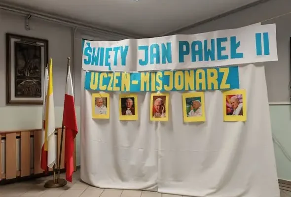 Dzień Patrona Szkoły w Chechle – uczniowie uczcili pamięć św. Jana Pawła II