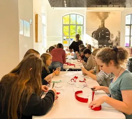 Pyskowice: młodzież z SP nr 5 tworzyła kotyliony patriotyczne w Stacji Kultury