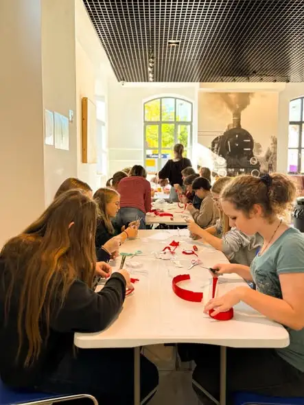 Pyskowice: młodzież z SP nr 5 tworzyła kotyliony patriotyczne w Stacji Kultury