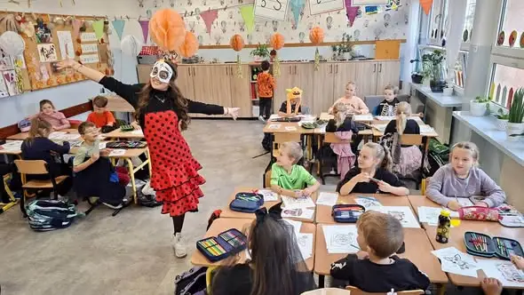 Día de Muertos w gliwickiej szkole – uczniowie klasy 1B poznają meksykańskie Święto Zmarłych