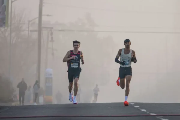 4. Wilczy Półmaraton wystartował – biegacze na trasie, meta obok cmentarza